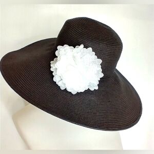 BLACK STRAW HAT WITH WHITE FLOWER